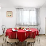 Ferienhaus 3 Bedroom Cozy In