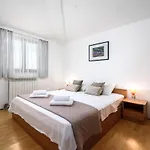 3 Bedroom Cozy In *