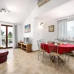 Ferienhaus 3 Bedroom Cozy In Ližnjan